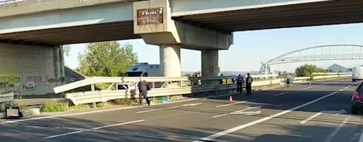 Aksident i rëndë/ Gruaja përplaset për vdekje, drejtuesi i mjetit largohet nga vendngjarja