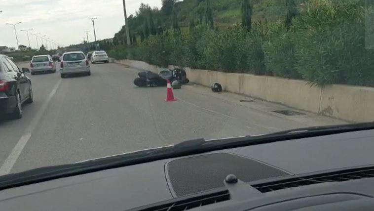 Aksident në autostradën drejt TEG-ut/ Makina përplaset me motorin, trafik i rënduar