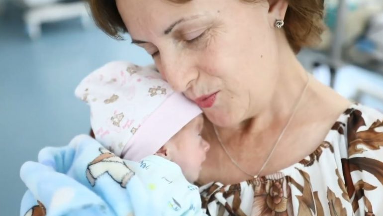 Infermierja 52 vjeçe nga Prishtina bëhet nënë për herë të parë në maternitetin “Koço Gliozheni” (VIDEO)