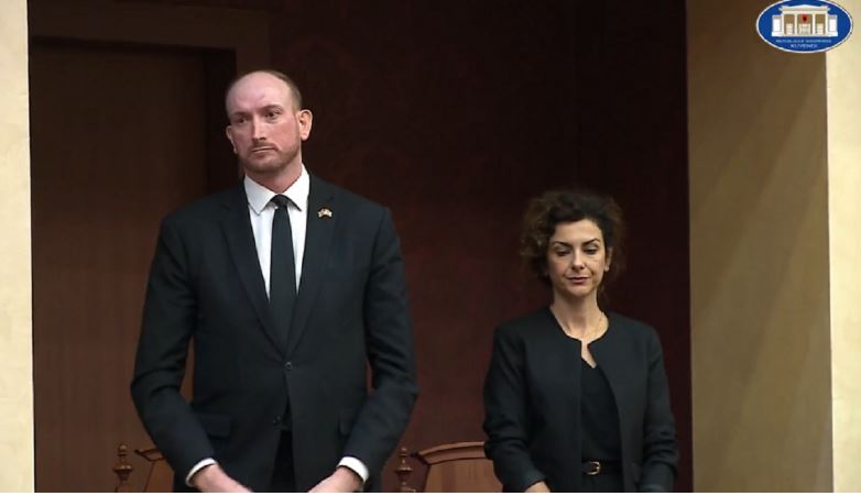 Kuvendi i Shqipërisë nderon Mbretëreshën, një minutë heshtje për Elizabetën II