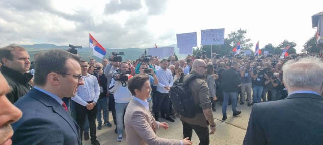 Brnabiç mbërrin në veri të Kosovës: Interesat e Beogradit janë paqja dhe stabiliteti (VIDEO)