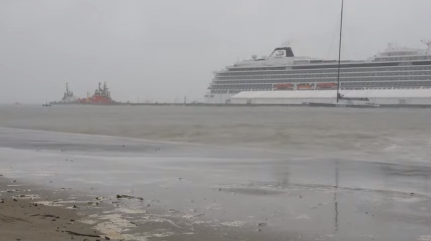 Stuhia e fortë shkëput anijen kroçerë nga ankorimi (VIDEO)