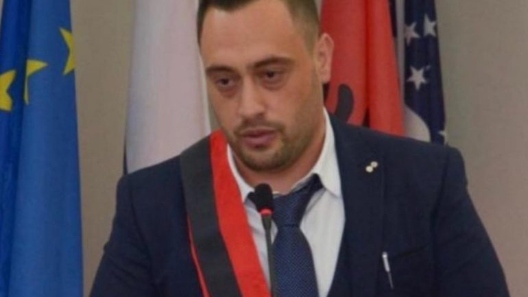 Ditën që iu konfirmua rikandidimi, kryebashkiaku Arbana humb mikun e tij (FOTO)