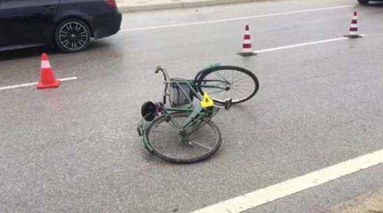 Po lëvizte me biçikletë, 65-vjeçari përplaset nga makina, ndërron jetë në spital