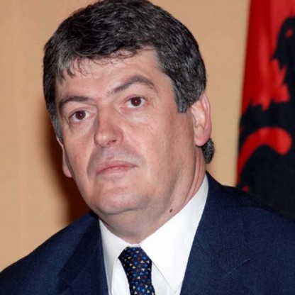 Ish-presidenti Topi i ashpër me maxhorancën: Një qeveri dhe kryeministër shumë i dobët