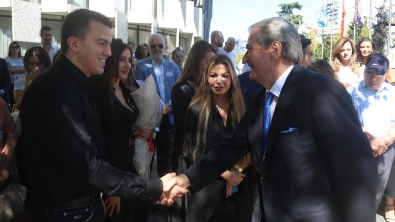 Përkujton Azem Hajdarin, Berisha: Frymëzim për t’u ngritur fuqishëm në protesta