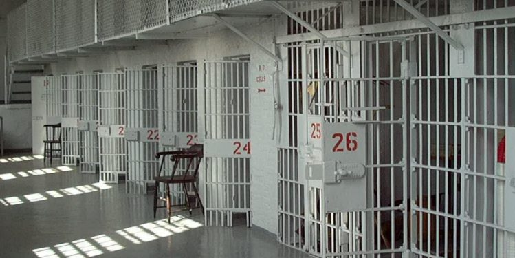 Sulmohet nga të burgosurit njëri nga personat e dyshuar për dhunimin e 11 vjeçares