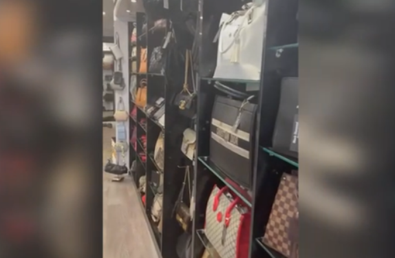 Tregtonin veshje e aksesorë kontrabandë në Tiranë e Durrës, arrestohen dy persona, procedohen 6 të tjerë (VIDEO)