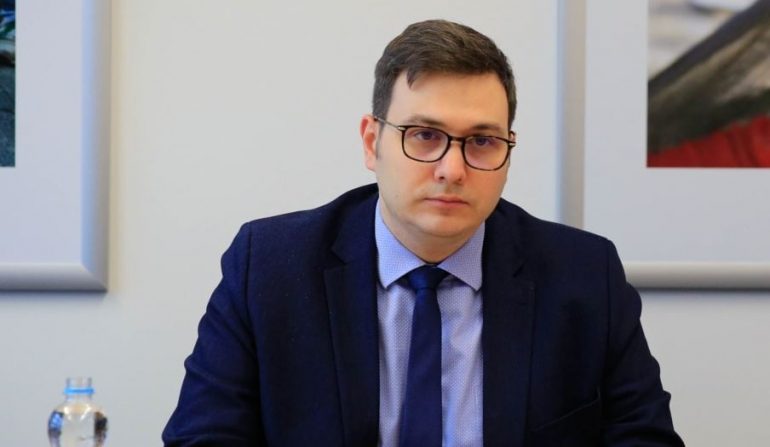 Këmbente informacione me inteligjencën ruse, Çekia dëbon nga puna diplomatin e lartë