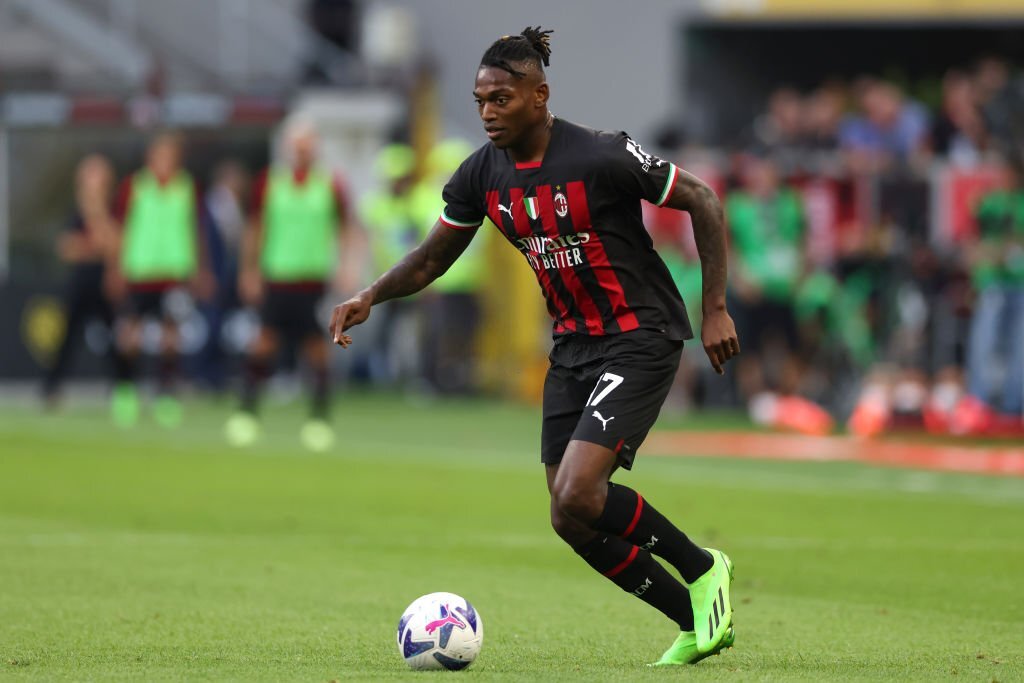 Çelsi vijon bisedimet për yllin e Milanit