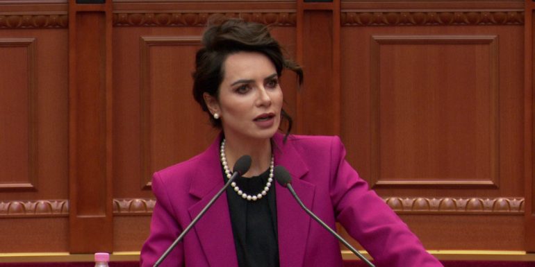 “E pyeta zv. ministrin dhe vetëm uli kokën”, Duma në Kuvend: Të rinjtë tani ikin me qejf nga Shqipëria