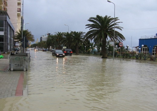 Priten reshje shumë intensive, Durrësi ndër qytetet që rrezikohen nga përmbytjet