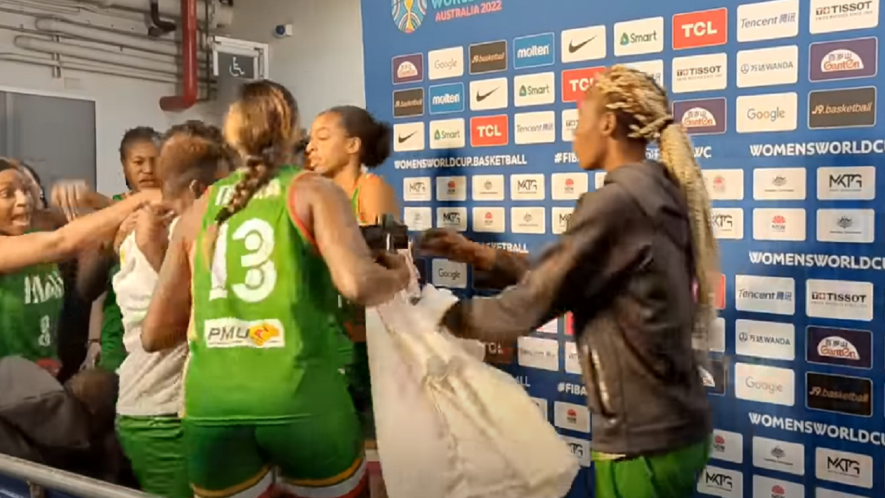 E pabesueshme, lojtaret e së njëjtës skuadër rrihen me njëra-tjetrën