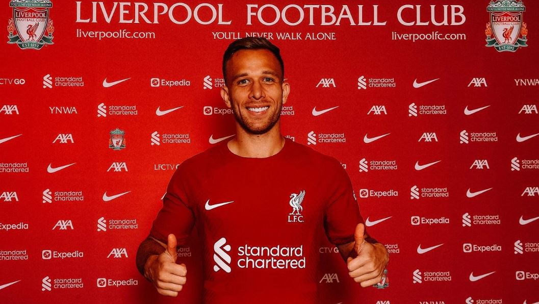 Erdhi në mënyrë surprizë te Liverpuli, tifozët dalin kundër: Ç’na duhet ky? Më mirë të shkojë te…