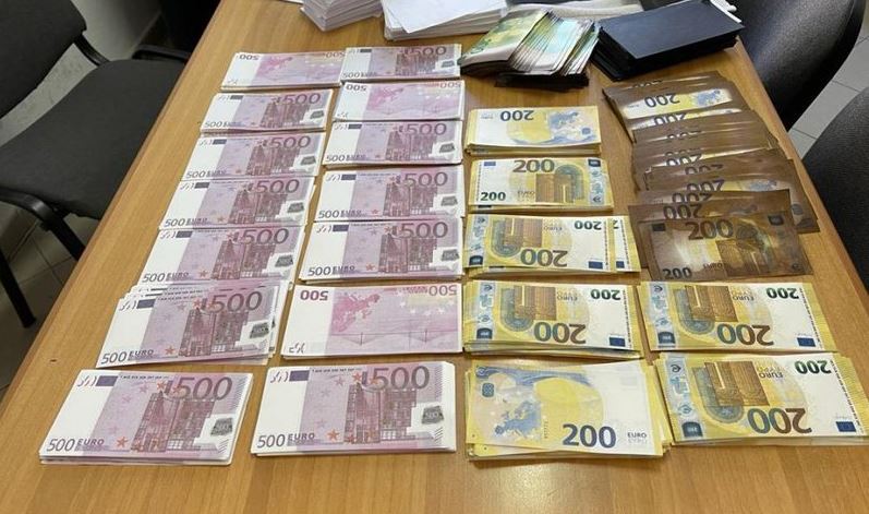 U kapën me 1.7 mln euro false, prokuroria kërkon 9 vite burg për tre të arrestuarit
