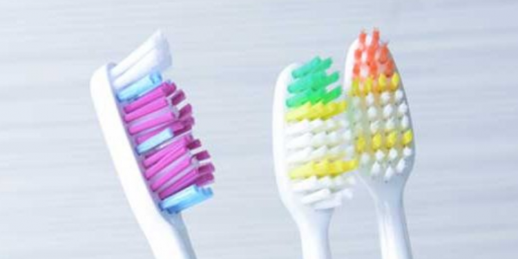 Pse nuk duhet të përdorni të njëjtën furçë dhëmbësh për më shumë se 3 muaj?