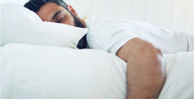 “Ka një rrezik më të lartë për…”, si ndikojnë problemet me gjumin në regjimin ushqimor