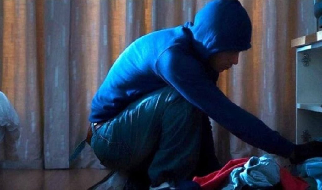 Qytetari i “lutet” hajdutit që i vodhi shtëpinë: Më kthe vetëm Kuranin, lëre tek xhamia!