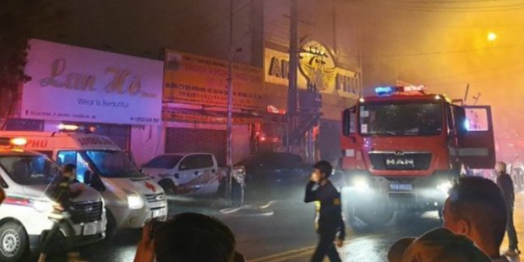 12 persona shkrumbohen nga zjarri në një bar karaoke në Vietnam