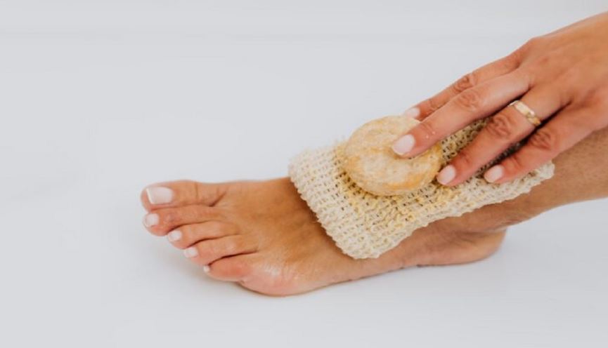 Gjashtë produktet më të mira për të trajtuar dhe parandaluar flluskat në lëkurën e këmbëve