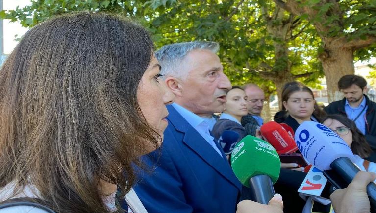 Dita e parë e shkollës nisi me revoltën e mësuesve për pagat, vijojnë sërish protestat në Kosovë