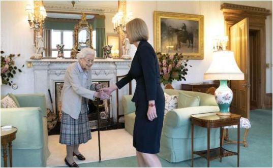 Liz Truss zyrtarisht kryeministre e Britanisë së Madhe, merr “bekimin” e mbretëreshës