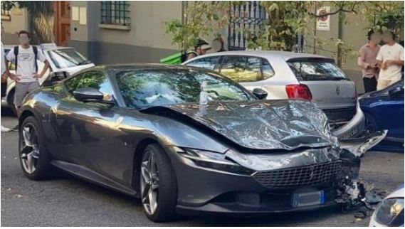 Mijëra euro dëm/ Shqiptari me “Ferrari” përplaset me 4 makina të parkuara