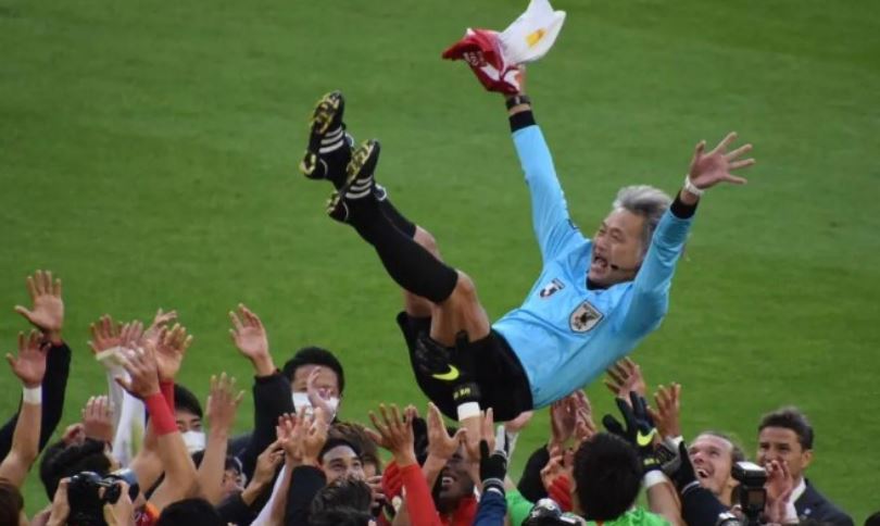 Momente të veçanta nga futbolli aziatik, arbitri japonez tërhiqet nga gjykimi i ndeshjeve. Shikoni nderimet e lojtarëve