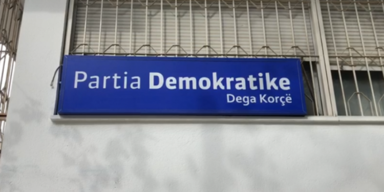 Goditet me shishe në kokë kryetari i PD-së në Korçë