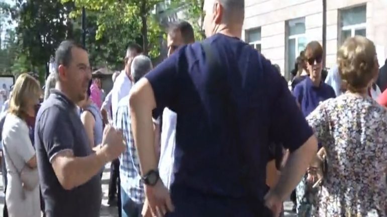 Pedagogët në protestë: Të na rritet paga, ndryshe bojkotojmë mësimin