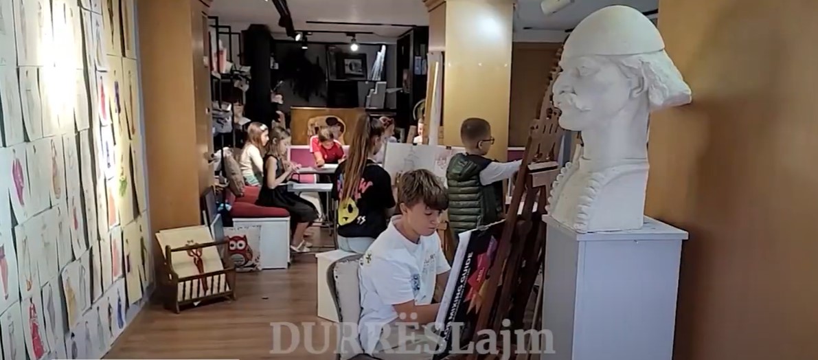 Piktura “sfidon” teknologjinë, artistët e vegjël në Durrës: Ja një shembull për t’u ndjekur! (VIDEO)
