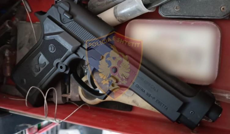 Rrahën dhe kërcënuan me pistoletë klientin, arrestohet pronari i servisit me punëtorin në Kavajë