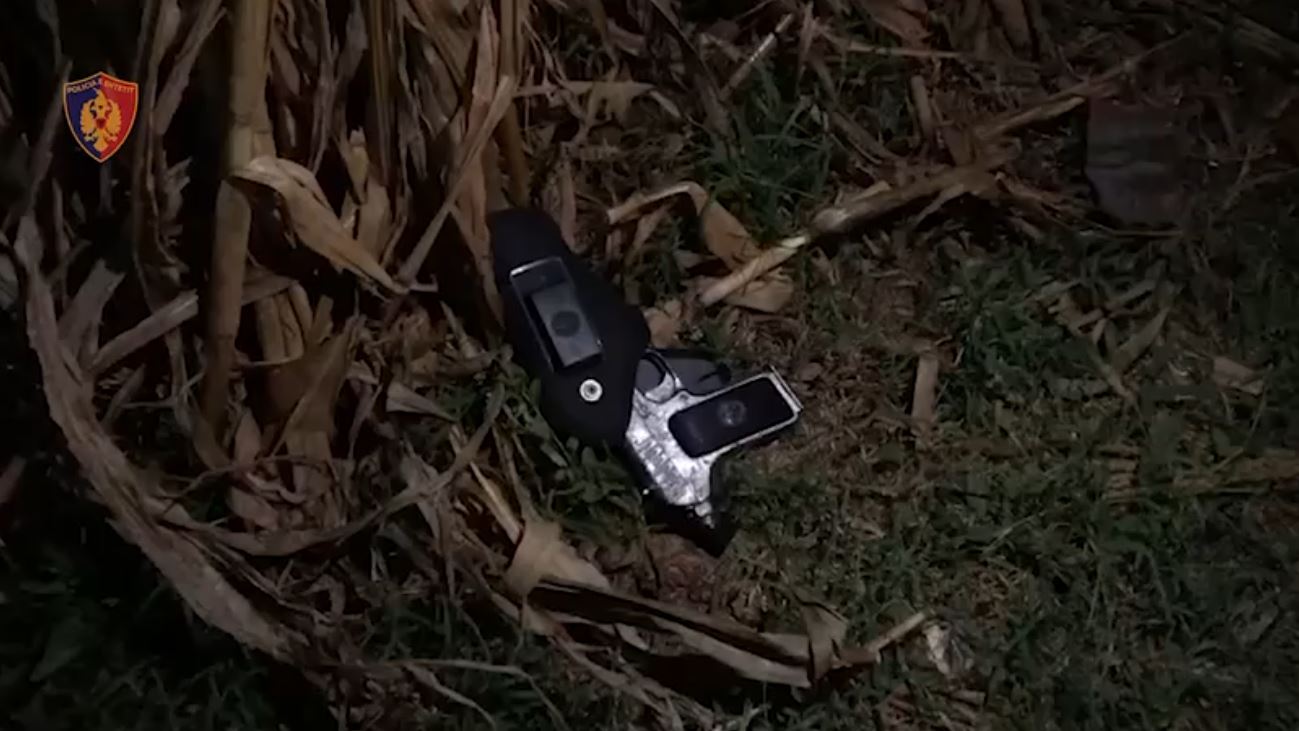 Rreh gruan dhe e kërcënon me pistoletë, çfarë gjeti policia kur mbërriti në banesë…