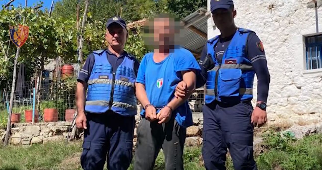 Gjejnë 3 kg kanabis në proces tharjeje, arrestohet 50-vjeçari