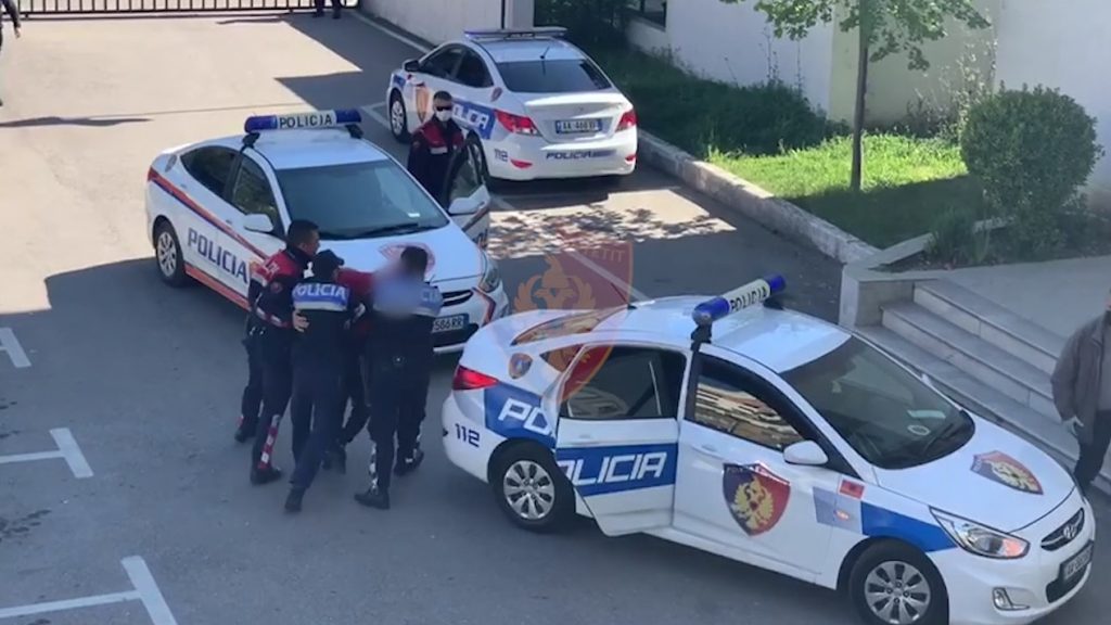 Dhunon vëllanë dhe kanosi nënën, arrestohet. Nën efektin e alkoolit, i riu kundërshtoi edhe policinë