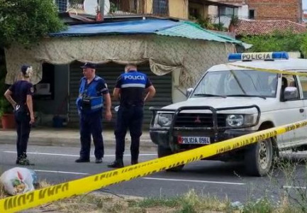 Morën pistoletat dhe kërcënuan familjarët e njëri tjetrit, arrestohen dy personat e përfshirë në konflikt (EMRAT)