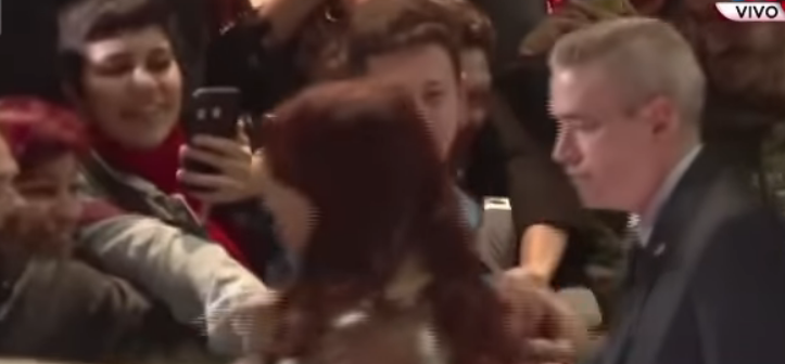 Nxori armën kundër Zv.presidentes argjentinase, arrestohet autori