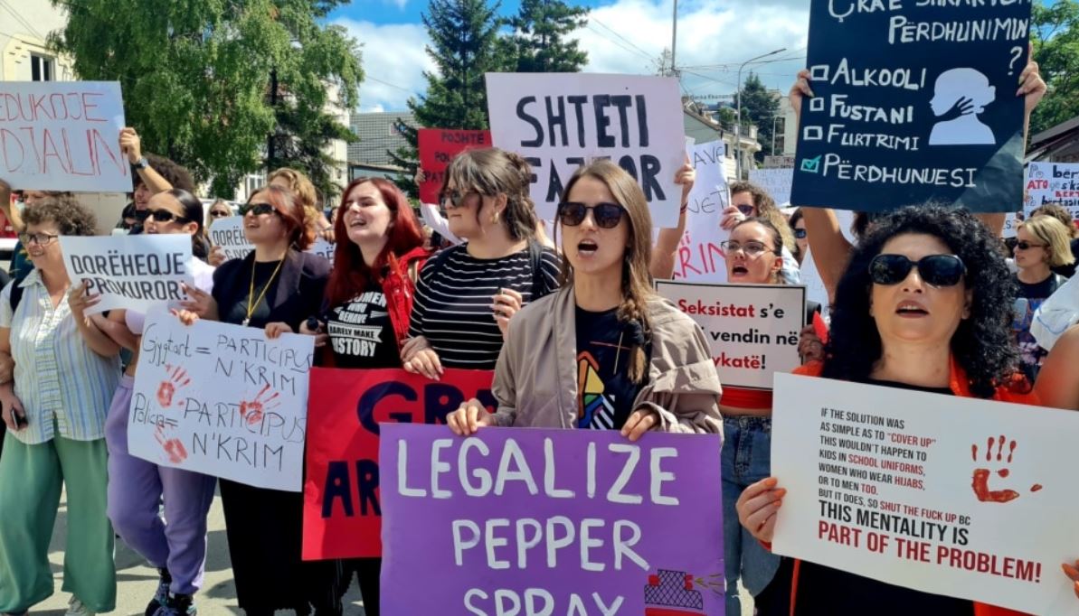 Vijon protesta për mbrojtjen e grave dhe vajzave nga dhuna në Prishtinë