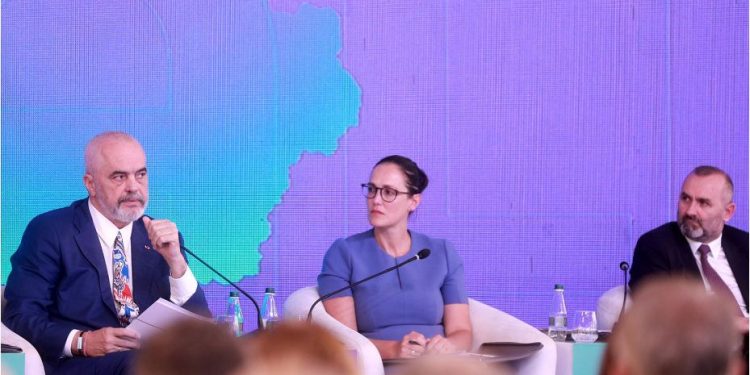 Popullsia zvogëlohet, qeveria shton rrogëtarët në kurriz të taksapaguesve, BIRN: Po shkakton gropa buxhetore të fshehta