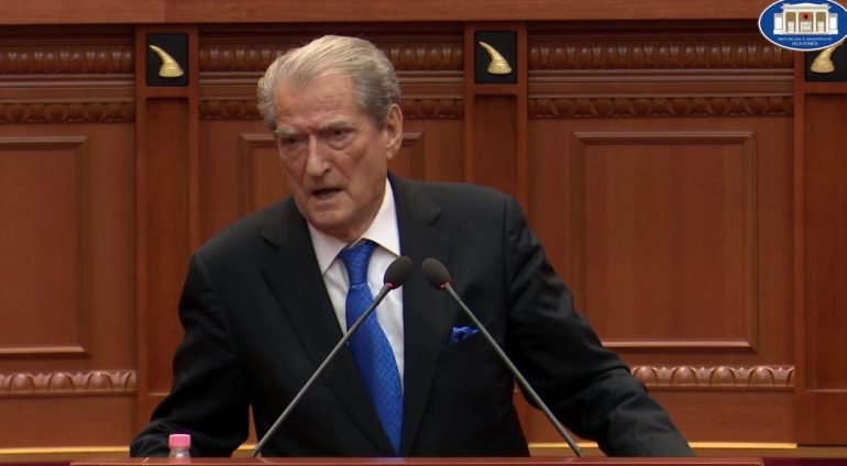 Akti normativ për simbolet kombëtare, Berisha: Flamuri i vërtetë i kësaj qeverie është ai i Beogradit!