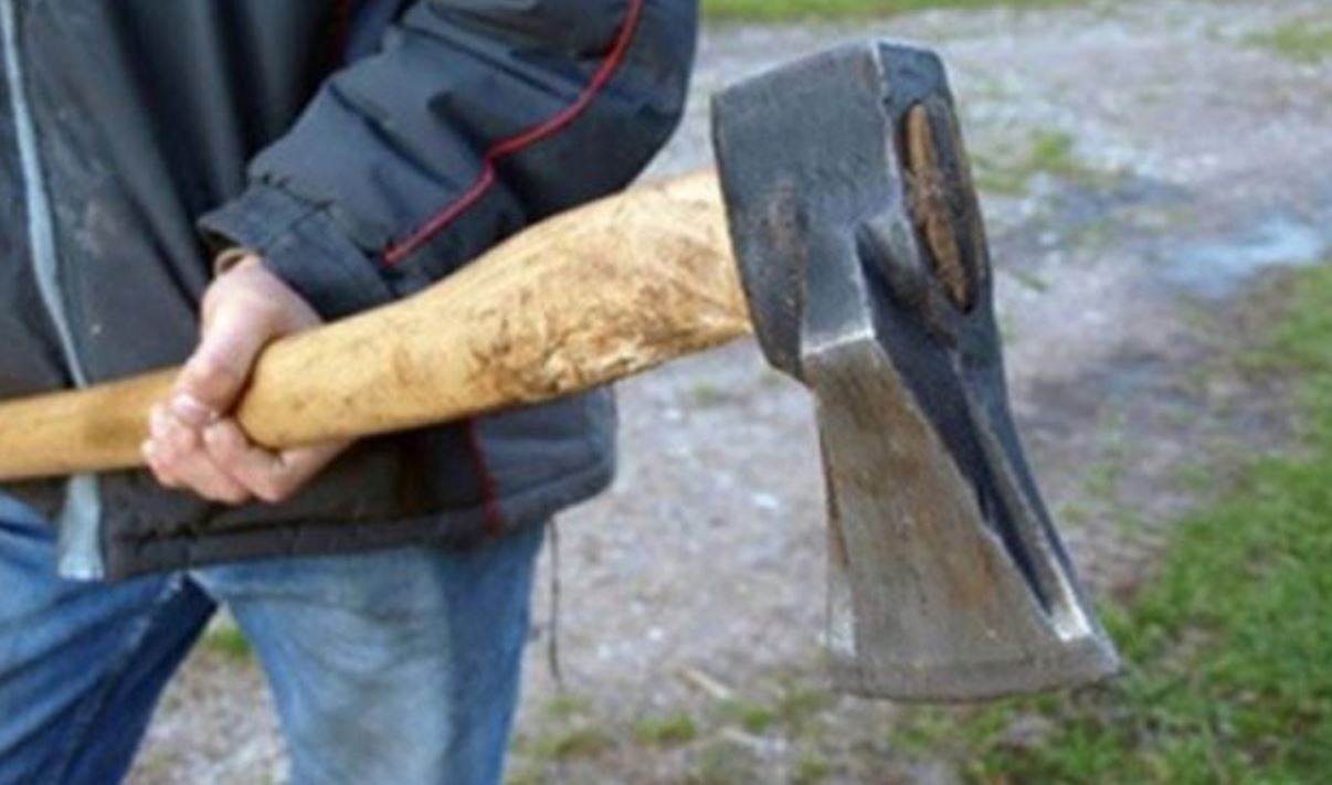 Burri dhe gruaja sulmohen me sopatë, vajza i shpëton nga vdekja