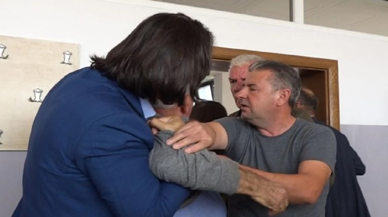 Tensione gjatë vizitës së SBAShK-ut në shkollën “Ismail Qemaili” në Kosovë