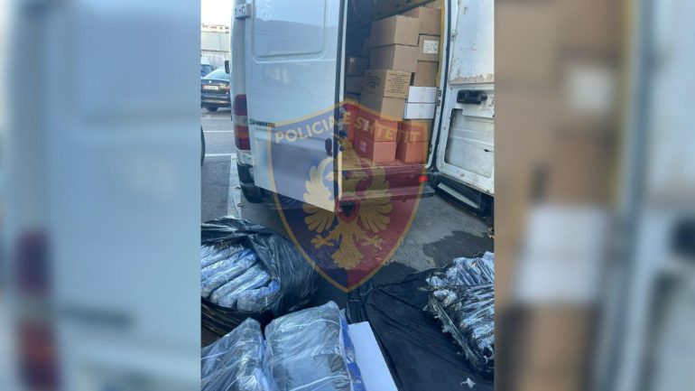 Sekuestrohen veshje kontrabandë në Tiranë. Një në pranga, në kërkim pronari i dyqanit