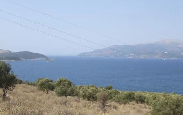 Tentoi të përfitonte tokë në Ksamil me dokumente false, arrestohet 69-vjeçari