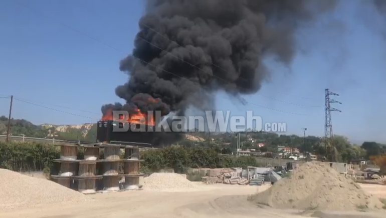 Digjet trajleri në autostradën Tiranë-Durrës, bllokohet qarkullimi