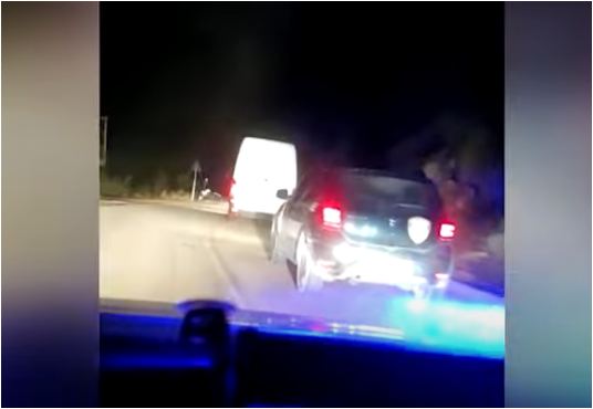 Po transportonin 8 sirianë, dy të rinjtë nuk i ndalojnë postobllokut të policisë dhe braktisin fugonin, FNSH në ndjekje të tyre