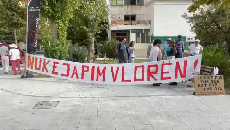 Anija që do të prodhojë energji ankorohet në Vlorë, qytetarët protestojnë