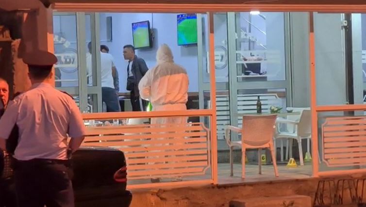 Vrasje me armë zjarri, 19-vjeçari qëllohet  teksa qëndronte ulur në lokal (EMRI)