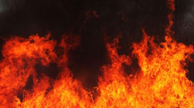 Zjarr në një biznes në Tiranë, tymi shkakton shqetësime te banorët