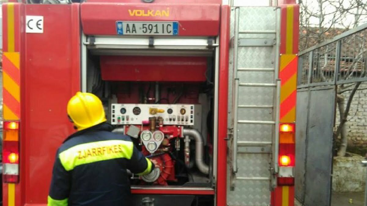 Bie zjarr në një “beach bar” në Vlorë